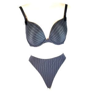 VICTORIA'S SECRET Bra and‎ Thong Set - 32DD/M